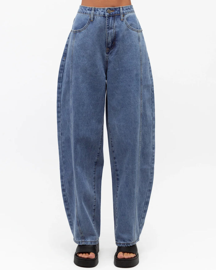 Gigi Barrel Jeans - Mid Blue - Betty Lane 